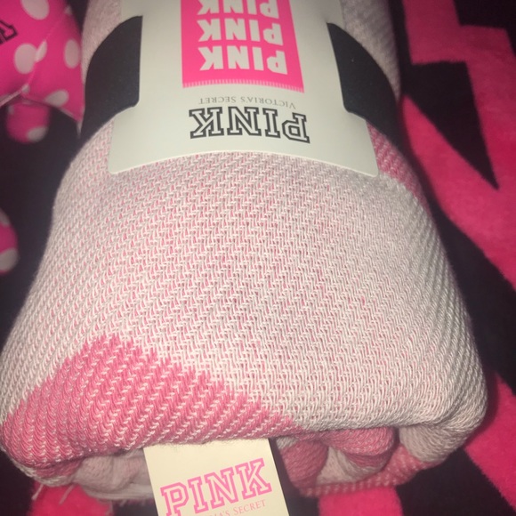 🏖💞VS Pink Beach Blanket 💞🏖 - Picture 3 of 5